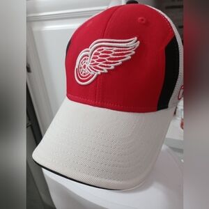 RBK NHL DETROIT RED WINGS 2008 STANLEY CUP MESH BACK STRETCH TRUCKER CAP OS